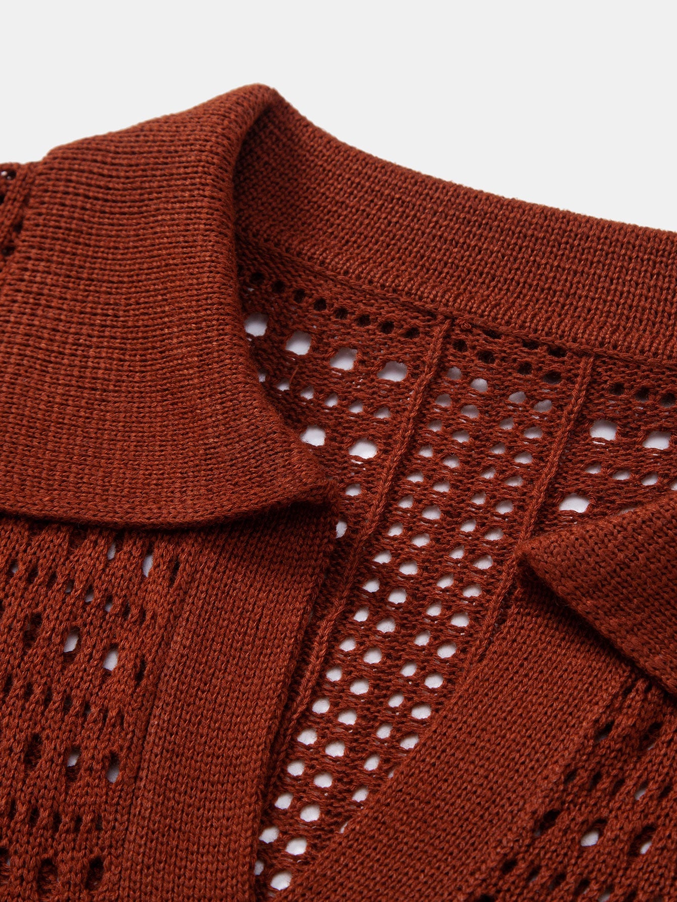 Polo en crochet avec col en V & pantalon en lin à jambes droites