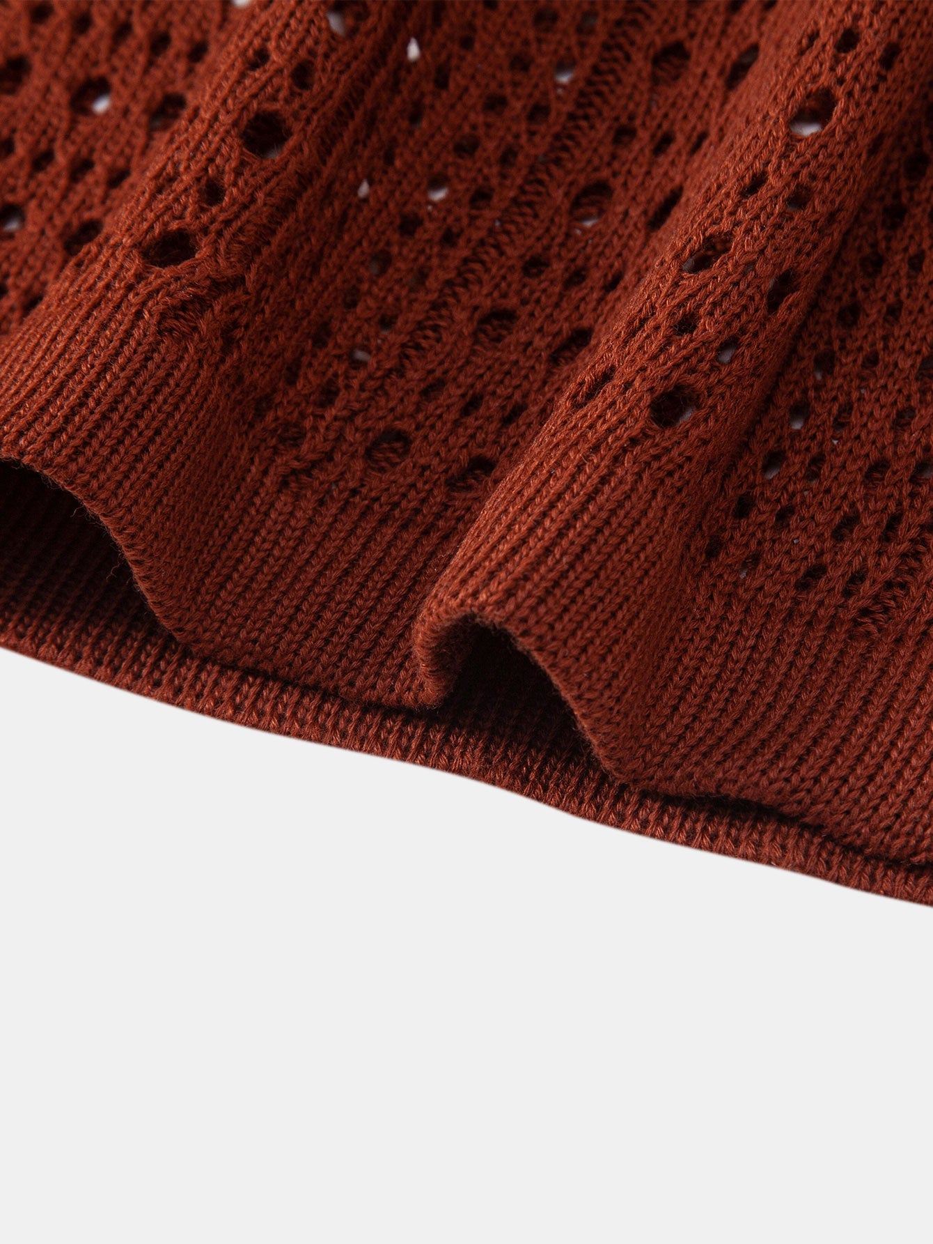 Polo en crochet avec col en V & pantalon en lin à jambes droites