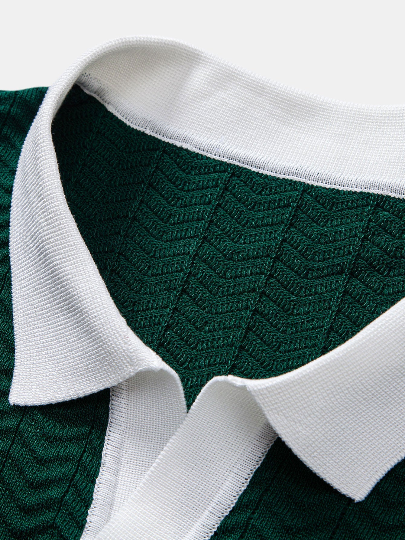 Polo en tricot avec contraste de texture et col en V & pantalon ajusté slim fit